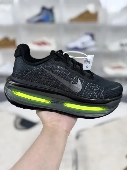▪️匠心纯原 超临界缓震中底➕纤维丝气垫 Nike Vomero Premium 柔软舒适防滑耐磨 低帮 休闲跑步鞋 男女款 黑色 ▪️ (36 36.5 37.5 38 38.5 39 40 40.5 41 42 42.5 43 44 44.5 45 46) ▪️货号:HQ2050-001 ▪️Nike Vomero Premium跑步鞋在回弹、缓震和透气性方面表现非常出色.缓震系统采用三明治中底结构,由ZoomX泡棉、ReactX泡棉和全长Air Zoom气垫单元组成,提升了能量回馈性能和缓冲性能,给予跑者稳定且高效的脚感支持.ZoomX泡棉:作为核心层,提供出色的能量回馈,实验室数据显示能量回馈率达87%,较传统EVA提升41%.全长Air Zoom气垫单元:前掌8mm厚度设计,确保爆发力输出的同时,实现了从脚跟到脚尖的零损耗能量传导.ReactX泡棉:作为稳定层,新型发泡配方降低了能量损耗,提升了跑鞋的整体稳定性.MONO纱线呼吸网面,采用高密度编织工艺,透气性极佳,同时关键部位嵌入TPU支撑条,保持足部锁定,提升穿着舒适度和运动表现.Nike Vomero Premium跑步鞋适用于多种跑步场景,无论是日常训练、间歇训练还是马拉松比赛,都能为跑者提供稳定的支持和出色的性能表现.